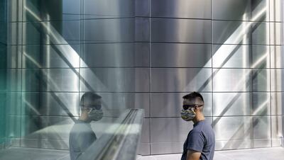 Un hombre con mascarilla camina en una calle de Nueva York, este miércoles.v
