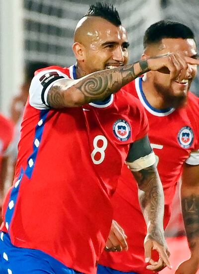 Arturo Vidal tras anotar contra Perú durante su  partido de fútbol a puertas cerradas, clasificatorio sudamericano para la Copa Mundial de la FIFA 2022, en el Estadio Nacional de Santiago. (AFP)