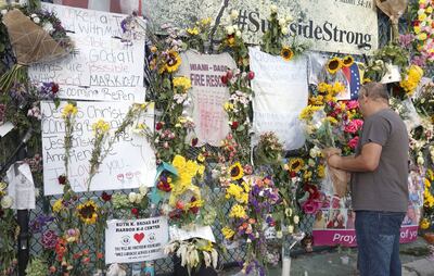 Un memorial improvisado fue levantado en las cercanías del edificio Champlain Towers South, cuyo derrumbe parcial ocasionó ya al menos 86 fallecidos, entre ellos seis paraguayos.