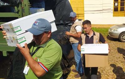 Funcionarios de la Justicia Electoral descargando los maletines electorales que arribaron a Villarrica.