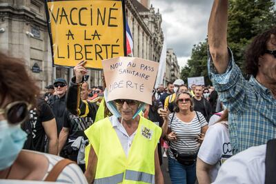 Un manifestante viste un chaleco amarillo y un sombrero que dice 'No al pase de salud' durante una manifestación contra el pase de salud COVID-19 que otorga a las personas vacunadas una mayor facilidad de acceso a lugares en Francia, en París, Francia, el 31 de julio de 2021.