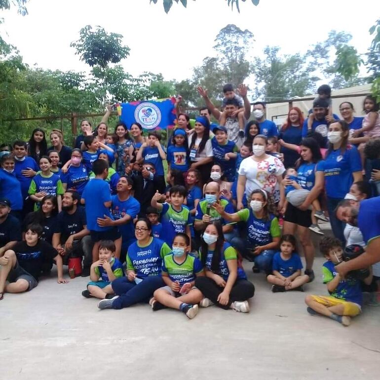 Familiares, amigos e integrantes de la Asociación Paraguaya de Padres y/o Tutores de Personas con Trastorno del Espectro del Autismo (TEA PY), en uno de los encuentros realizados.
