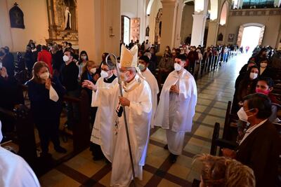 El monseñor Edmundo Valenzuela ingresando a la Catedral Metropolitana.