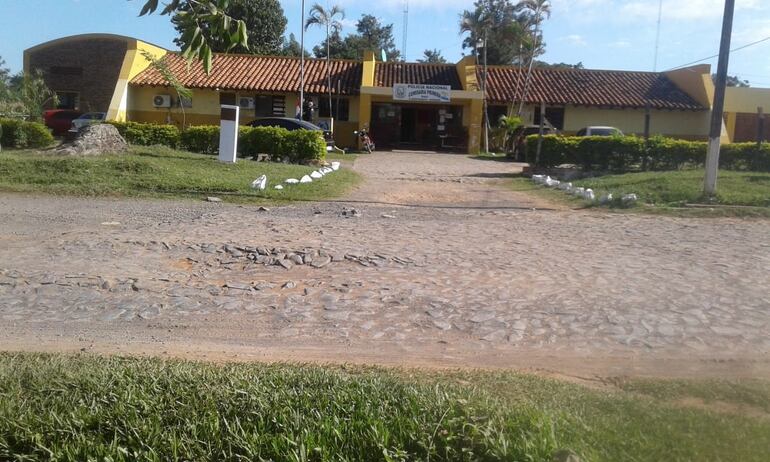 Profundos hundimientos en el empedrado genera preocupación de los frentistas.