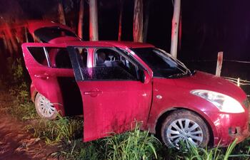 En este Suzuki se trasladaron los delincuentes. El auto fue abandonado luego del atraco al guardia de seguridad.