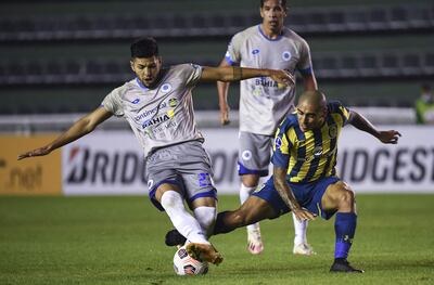 Richard Salinas pelea por la posesión del balón con Zabala, de Rosario Central.