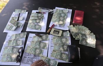 Dinero incautado en poder de los presuntos extorsionadores tras una entrega controlada.