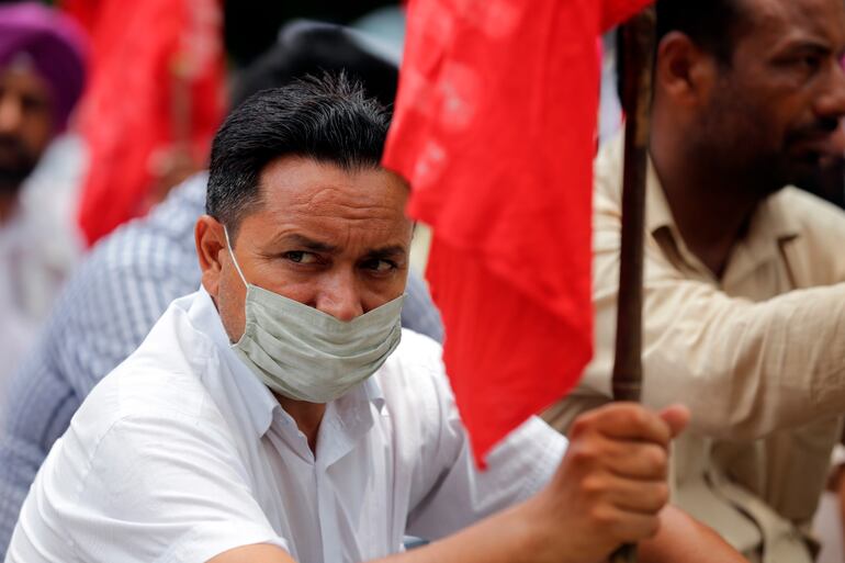 Un manifestante con mascarilla durante una protesta en Amritsar, India.