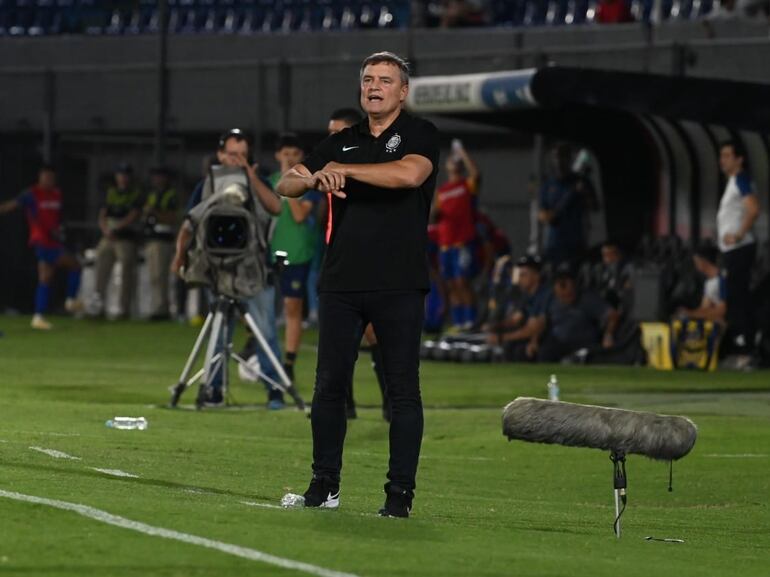El uruguayo Diego Aguirre, entrenador de Olimpia, durante el partido contra Sportivo Luqueño en el estadio Defensores del Chaco de Asunción por la duodécima jornada del torneo Apertura 2023 del fútbol paraguayo.
