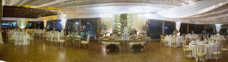 La recepción nupcial fue decorada por Justo Germán Díaz, quien utilizó arreglos de flores naturales y follajes.

