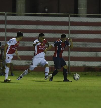 Fernando Ovelar se llava la pelota ante la marca de Marcos Acosta Rojas