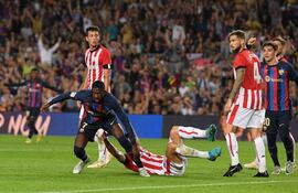 Ousmane Dembelé inicia el festejo tras anotar de cabeza el primer gol para Barcelona. El ofensivo francés también brindó tres asistencias en el partido ante Athletic Bilbao.