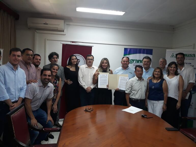 La Facultad de Ciencias Veterinarias de la UNA firmó un convenio de cooperación que ayudará a los estudiantes.