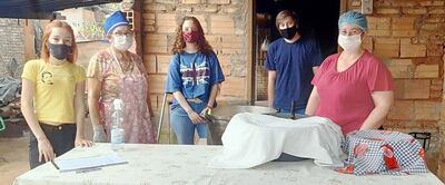 El equipo de ollas: Yessica Sandoval de JuvenSur; doña Fátima Sandoval, cocinera y residente en San Blas; Dora Zelanda, voluntaria de Abriguemos al Bañado; Paulo Cosetti, dirigente estudiantil  de la Red de Jóvenes Solidarios, y doña  Juana Céspedes, cocinera y de la comunidad San Blas.