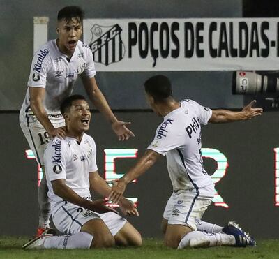 El autor del gol del triunfo, el juvenil Marcos Leonardo (17 años), 
es centro de las congratulaciones de sus compañeros.