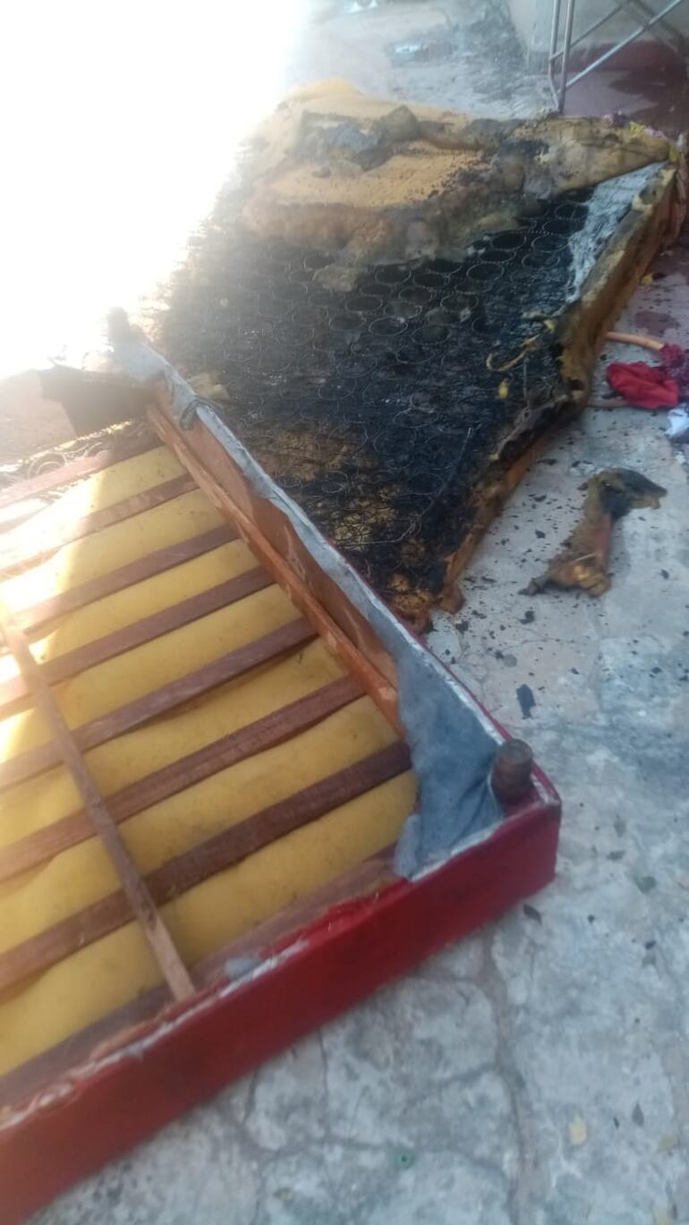 Cama y colchón quedaron muy dañados e inutilizables tras el siniestro en Lambaré. (gentileza).