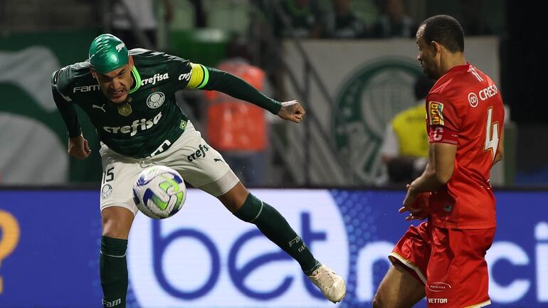 Gustavo Gómez asiste con golpe de cabeza para el cuarto gol del Palmeiras, anotado por Rafael Navarro.