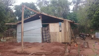 La precaria pieza en donde viven los ocho miembros de la familia.