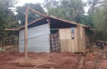 La precaria pieza en donde viven los ocho miembros de la familia.