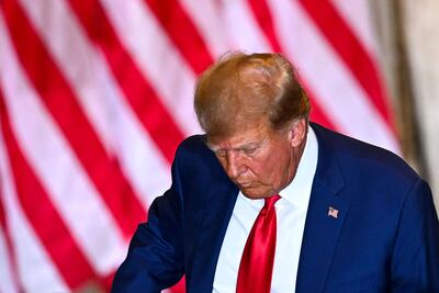 El expresidente de los Estados Unidos, Donald Trump, se va después de hablar durante una conferencia de prensa luego de su comparecencia ante el tribunal por un supuesto pago de "dinero secreto"