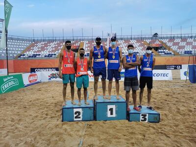 Podio de la tercera etapa del circuito, en el estadio Pynandi. COP