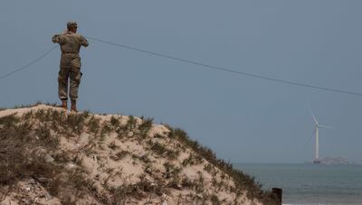 Un soldado chino en una playa de Pingtan, provincia de Fujian, el punto más cercano a Taiwán en la China continental.