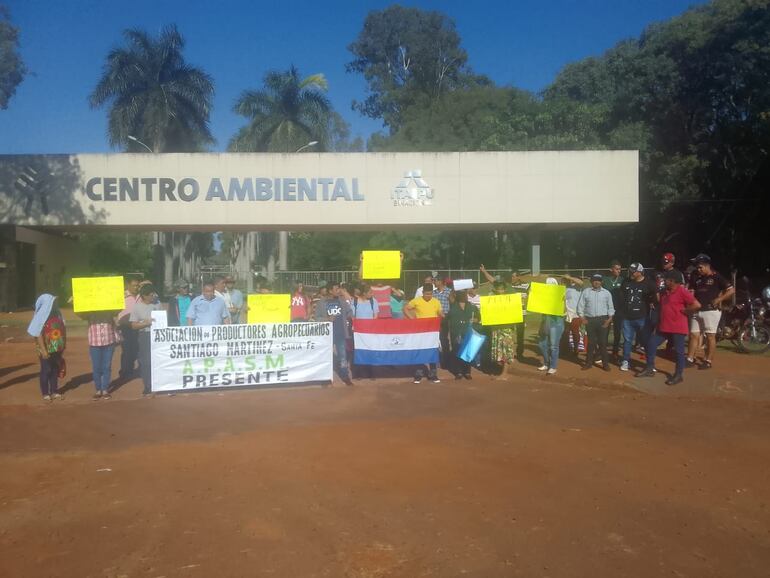 El pasado 23 de marzo, los pequeños productores ya se habían manifestado frente al centro Ambiental de Itaipú.
