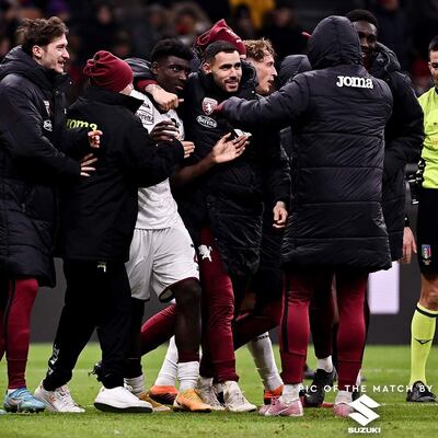 Arnaldo Antonio “Tony” Sanabria abraza al héroe de la jornada, el francés Michel Ndary Adopo, autor del gol con el que el Torino derrotó a Milan por la Copa Italia.