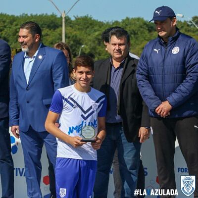 Jonathan Gómez recibiendo el premio al goleador de la categoría Sub 19 (18 goles), el joven delantero se perfila para ser una de las alternativas del entrenador Humberto García para cumplir con la normativa, que empieza a regir desde este torneo. (Foto: @ClubSpAmeliano)