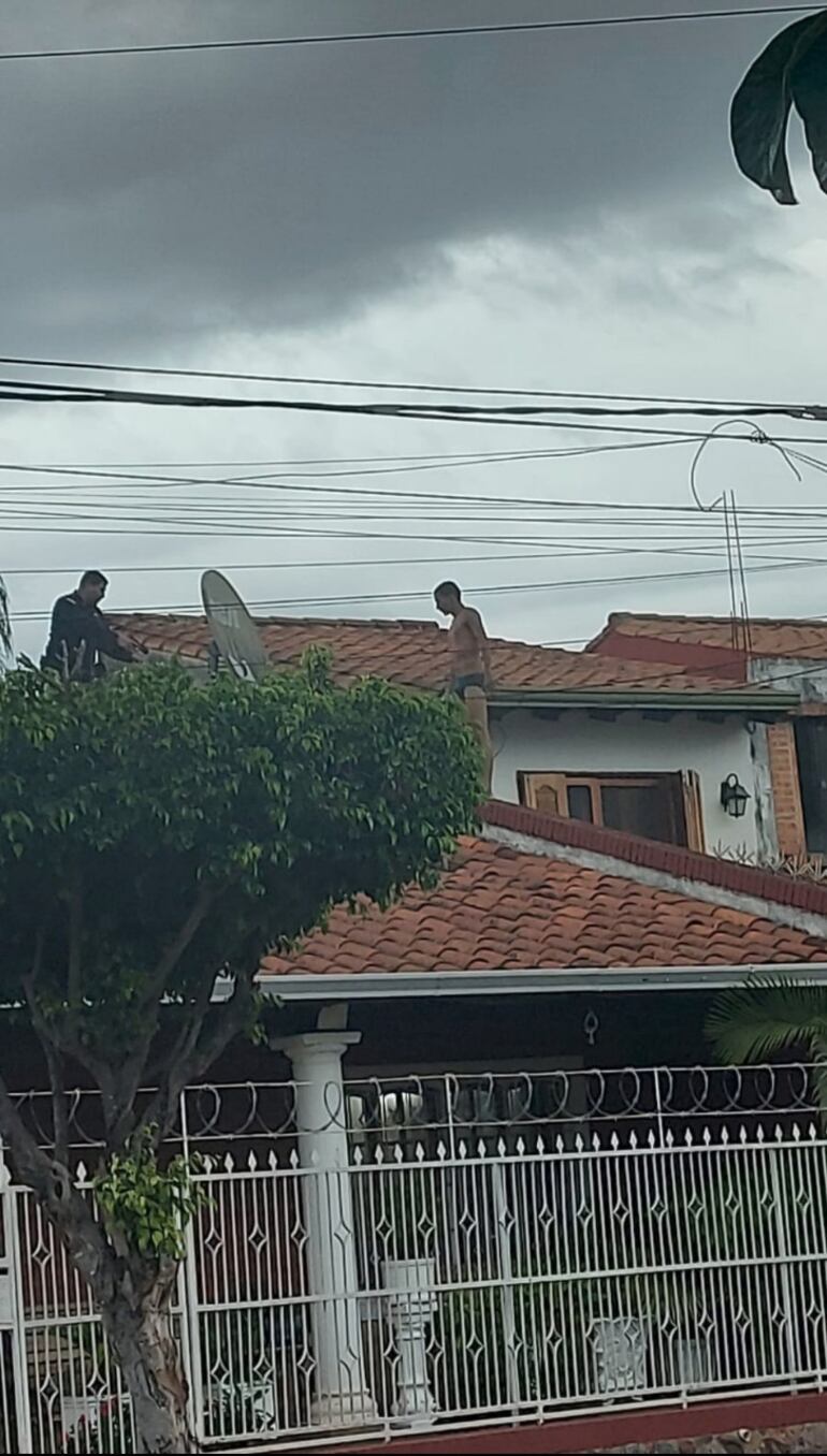 Como en las películas, los uniformados persiguieron sobre los techos al sospechoso, quien se había despojado de su vestimenta, quizás con la intención volverse menos visible.  