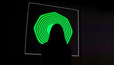 Una mujer observa “Quantum”, la obra digital creada por Kevin McCoy, considerada el primer NFT de la historia.