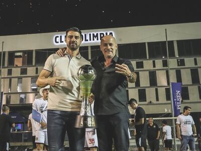 Julio César Cáceres (i) y Miguel Cardona (d) durante el festejo en la Villa Olimpia después de conquistar la Copa Paraguay 2021.