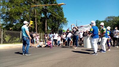 Manifestantes sobre el kilómetro 15 de la Ruta PY01, este domingo.