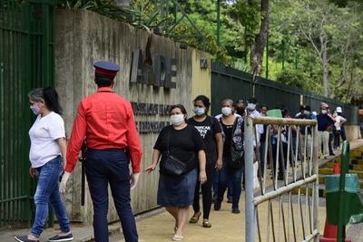 Larga fila en la ANDE para gestiones básicas en el primer día de reapertura.