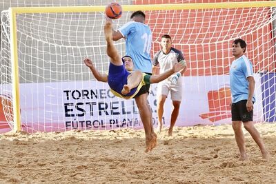 Carlos Carballo (Canarinha) ejecuta una chilena en el partido ante Charrúas. Foto: APF