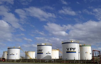 Petrolera argentina venderá el diésel más caro a vehículos con chapa extranjera.