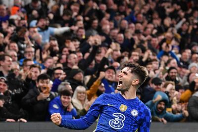 Christian Pulisic celebra su gol para Chelsea, que se impuso ayer como local por 2-0 al Lille, campeón de Francia.