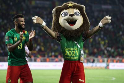 Mola, la mascota de la Copa de África 2022, junto al jugador camerunés Eric Choupo Moting (Bayern Munich).
