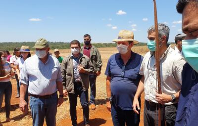 El presidente Mario Abdo Benítez visitó ayer a productores indígenas de Puerto Barra, Alto Paraná, en un punto de recorrida por el departamento.