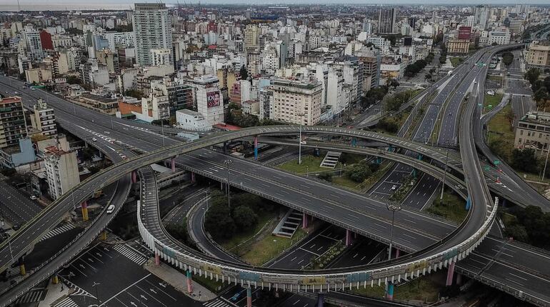 Avenidas casi vacías en Buenos Aires, Argentina, el pasado domingo.
