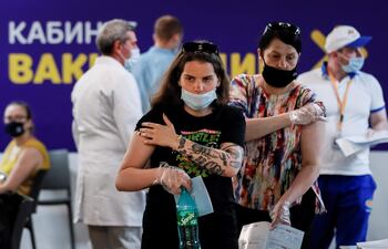 Rusos abandonan un punto de vacunación tras recibir una inyección de la vacuna rusa Sputnik V.