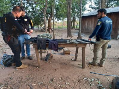 Efectivos de Investigaciones de Bella Vista Norte, verifican las evidencias que fueron incautadas durante el tempranero operativo.