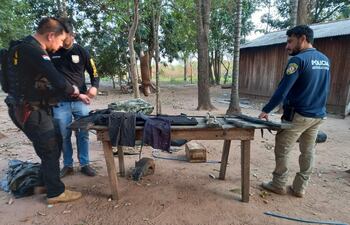 Efectivos de Investigaciones de Bella Vista Norte, verifican las evidencias que fueron incautadas durante el tempranero operativo.