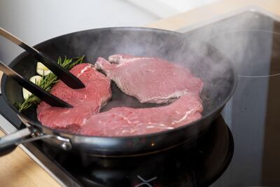 Al dorar la carne sentimos aromas muy sabrosos, pero el proceso también puede liberar algunas sutsancias nocivas para la salud.