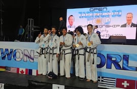 Atletas de la academia Villalba Taekwondo Club Areguá con sus medallas.