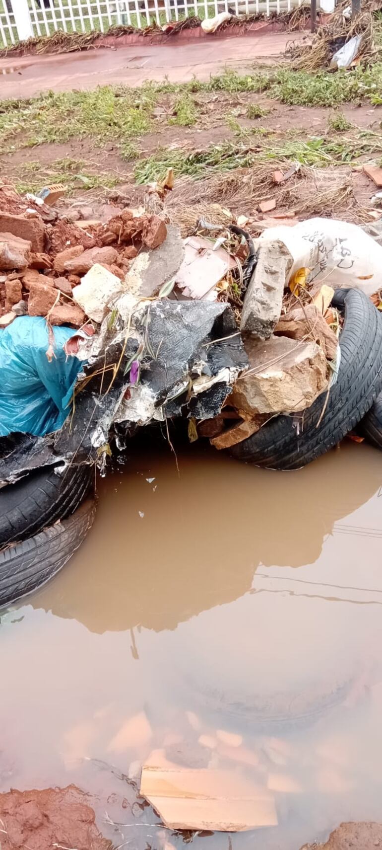 Vecinos del barrio San Jorge de Capiatá denuncian falta de desagües.