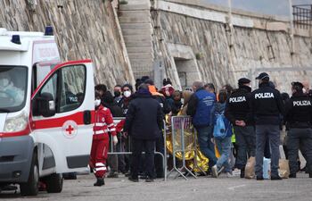 Ya son 79 los fallecidos tras un naufragio frente a las costas de Calabria. 32 eran menores de edad y 23 de ellos niños de entre unos meses y 12 años. Se cree que la cifra fallecidos que procedían de Afganistán, Irán y Pakistán podrá llegar al centenar ya que los 80 supervivientes aseguraron que en la barca viajaban unas 200 personas.