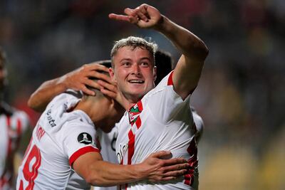 Matías Pellegrini  celebra con sus compañeros tras anotar el gol de la victoria para Estudiantes de La Plata ante Everton.