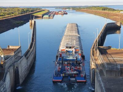 Transportadoras cruzan por la esclusa de Yacyretá