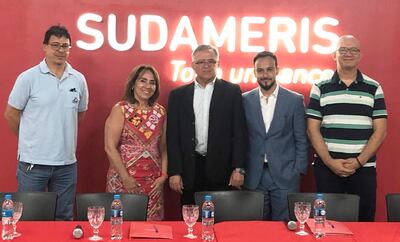 Milquiades Chilavert, María Irene Gavilán, Jorge Ferreira, Éber Martínez y Yildo Franco, durante la firma del convenio.